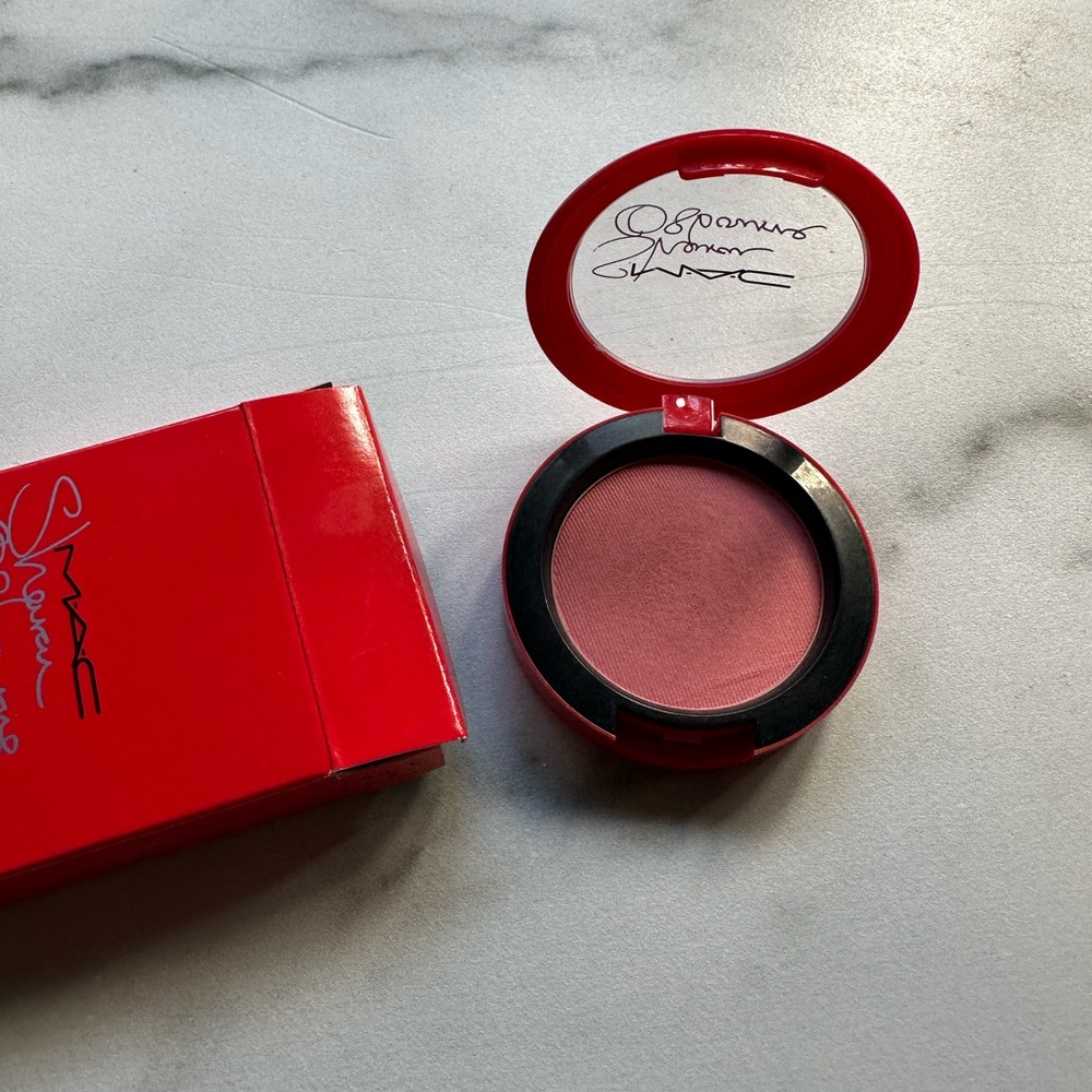 Sharon Osbourne x MAC Cosmetics powder blush in Peaches & Cream